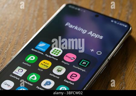 Smartphone affichant plusieurs applications de stationnement. Il existe une initiative pour les remplacer par une application de stationnement unifiée NPP (National parking Platform), Royaume-Uni Banque D'Images