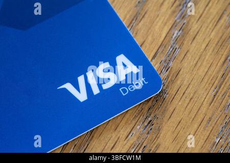 Gros plan d'un logo de carte de débit Visa sur une carte bancaire Halifax en plastique, Royaume-Uni. Concept : banque en ligne, changement de compte courant, paiements numériques, dette Banque D'Images