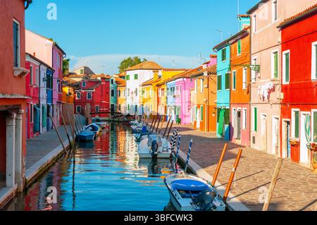 Canal étroit et maisons colorées à Burano Italie Banque D'Images