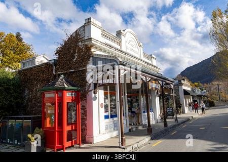 Arrowtown, Otago, Île du Sud, Nouvelle-Zélande, magasin de pharmacie traditionnelle et boîte téléphonique rouge sur Buckingham Street Banque D'Images