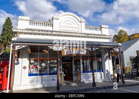 Arrowtown, Otago, Île du Sud, Nouvelle-Zélande, magasin de pharmacie Arrowtown dans un bâtiment traditionnel du patrimoine sur Buckingham Street Banque D'Images