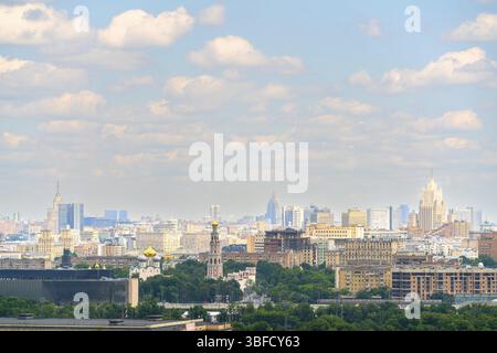 Moscou, Russie. 12 juin 2022. Bâtiments dans la ville. Paysage urbain Banque D'Images