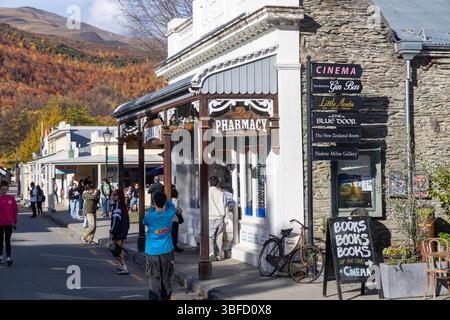 Arrowtown, Otago, Île du Sud, Nouvelle-Zélande, magasin de pharmacie Arrowtown dans un bâtiment traditionnel du patrimoine sur Buckingham Street Banque D'Images