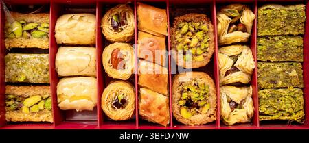 fond de nourriture de divers baklava syriens gros plan dans la boîte Banque D'Images