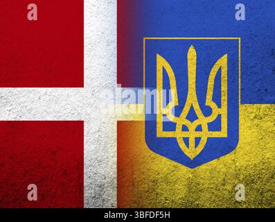 Le Royaume du Danemark drapeau national avec drapeau national ukrainien avec armoiries de l'Ukraine tryzub. Grunge l'arrière-plan Banque D'Images