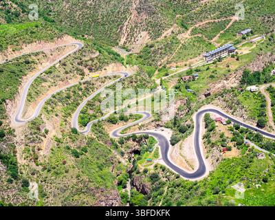 Vue de dessus de la route serpentine dans les gorges de la rivière Vorotan avec le pont du Diable, entre les villages de Tatev et Halidzor depuis le funiculaire des ailes de Tatev Banque D'Images