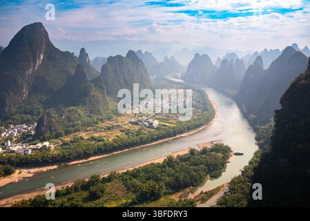 Vue panoramique aérienne de la vallée de la rivière Li à Guilin, Chine. Collines karstiques et rivière, paysage asiatique typique. Banque D'Images