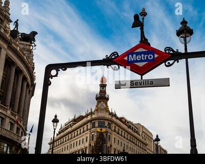 Vue impressionnante de la station de métro Sevilla signe dans le centre historique de Madrid, Espagne Banque D'Images
