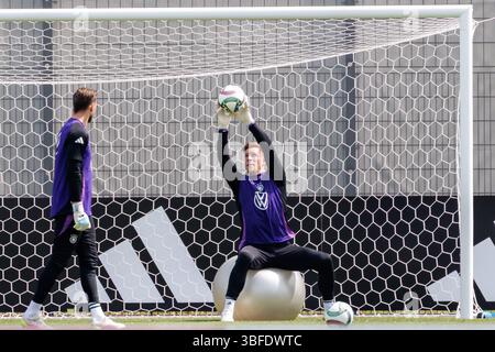 Herzogenaurach, Allemagne. 01 juin 2025. Football, équipe nationale, hommes, Ligue des Nations, avant les quatre finales : le gardien de but allemand Marc-André ter Stegen (R) en action pendant l'entraînement. Crédit : Daniel Karmann/dpa - REMARQUE IMPORTANTE : conformément aux règlements de la DFL German Football League et de la DFB German Football Association, il est interdit d'utiliser ou de faire utiliser des photographies prises dans le stade et/ou du match sous forme d'images séquentielles et/ou de séries de photos de type vidéo./dpa/Alamy Live News Banque D'Images