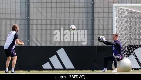 Herzogenaurach, Allemagne. 01 juin 2025. Football, équipe nationale, hommes, Ligue des Nations, avant les quatre finales : le gardien de but allemand Marc-André ter Stegen (R) en action pendant l'entraînement. Crédit : Daniel Karmann/dpa - REMARQUE IMPORTANTE : conformément aux règlements de la DFL German Football League et de la DFB German Football Association, il est interdit d'utiliser ou de faire utiliser des photographies prises dans le stade et/ou du match sous forme d'images séquentielles et/ou de séries de photos de type vidéo./dpa/Alamy Live News Banque D'Images