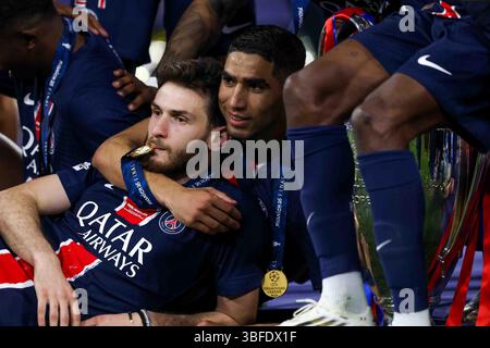 Les joueurs du PSG Kvaratskhelia et Hakimi avec le trophée lors de la cérémonie lors de la finale - Paris Saint-Germain FC vs Inter - Internazionale, match de football de l'UEFA Champions League à Munich, Allemagne, mai 31 2025 Banque D'Images