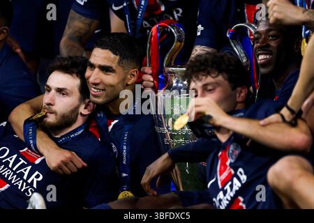 Les joueurs du PSG Kvaratskhelia et Hakimi avec le trophée lors de la cérémonie lors de la finale - Paris Saint-Germain FC vs Inter - Internazionale, match de football de l'UEFA Champions League à Munich, Allemagne, mai 31 2025 Banque D'Images