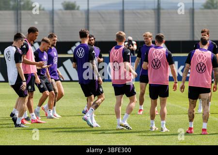 Herzogenaurach, Allemagne. 01 juin 2025. Soccer, équipe nationale, hommes, Ligue des Nations, avant les quatre finales : les joueurs s'échauffent pendant l'entraînement. Crédit : Daniel Karmann/dpa - REMARQUE IMPORTANTE : conformément aux règlements de la DFL German Football League et de la DFB German Football Association, il est interdit d'utiliser ou de faire utiliser des photographies prises dans le stade et/ou du match sous forme d'images séquentielles et/ou de séries de photos de type vidéo./dpa/Alamy Live News Banque D'Images