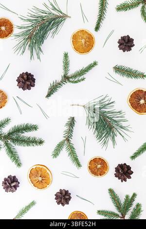 Noël Nouvel An télévision modèle lay vue supérieure de Noël d'artisanat faits à la main avec la texture des branches de pins sapin séché cônes oranges fond blanc Banque D'Images