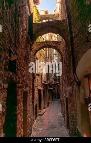 Dolceacqua, le petit village médiéval près de Bordighera dans la Riviera ligure où Monet est venu dépeindre son château et son pont. Banque D'Images