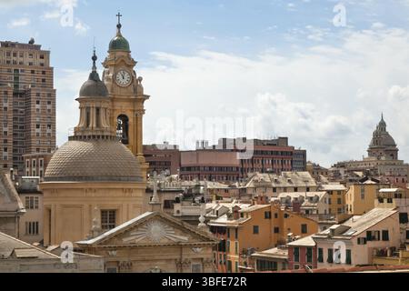 Toits des bâtiments dans le centre-ville de Gênes, Italie, Europe Banque D'Images