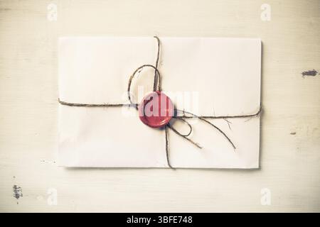 Vieille lettre enveloppe avec cachet de cire sur la surface en bois Banque D'Images