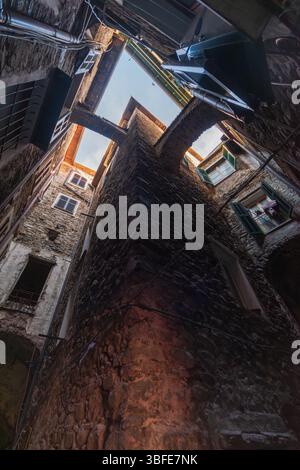 Dolceacqua, le petit village médiéval près de Bordighera dans la Riviera ligure où Monet est venu dépeindre son château et son pont. Banque D'Images