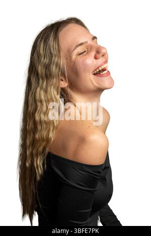 Femme en haut noir riant joyeusement sur fond blanc Banque D'Images
