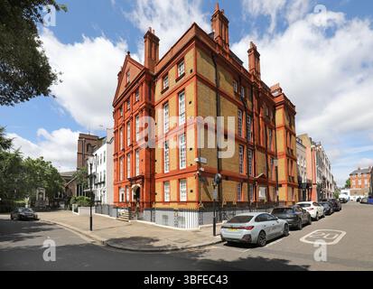 Maisons sur Cheyne Walk, Chelsea, Londres, Royaume-Uni. Une rue résidentielle célèbre et exclusive à côté de la Tamise. Jonction avec Lawrence Street. Banque D'Images
