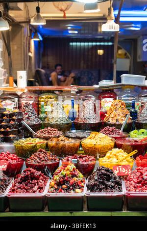 Téhéran, Iran - 12 novembre 2023 : magasin de vendeur iranien empilé avec des fruits et légumes marinés Banque D'Images