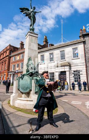 Jon Borthwick Town crier for Lewes prononce un discours lors des commémorations de la 80e Journée VE (victoire en Europe) au Mémorial de guerre de la ville, Lewes, Sussex, Royaume-Uni. Banque D'Images