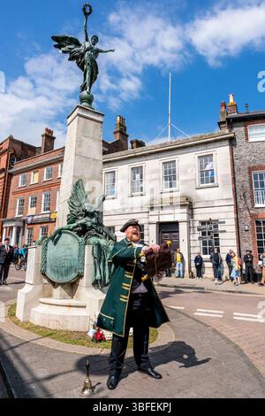 Jon Borthwick Town crier for Lewes prononce un discours lors des commémorations de la 80e Journée VE (victoire en Europe) au Mémorial de guerre de la ville, Lewes, Sussex, Royaume-Uni. Banque D'Images
