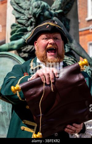 Jon Borthwick Town crier for Lewes prononce un discours lors des commémorations de la 80e Journée VE (victoire en Europe) au Mémorial de guerre de la ville, Lewes, Sussex, Royaume-Uni. Banque D'Images