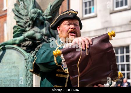 Jon Borthwick Town crier for Lewes prononce un discours lors des commémorations de la 80e Journée VE (victoire en Europe) au Mémorial de guerre de la ville, Lewes, Sussex, Royaume-Uni. Banque D'Images