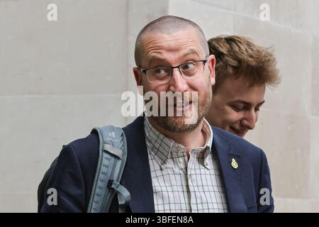 Londres, Royaume-Uni. 01 juin 2025. Simon case, fonctionnaire britannique qui a servi comme secrétaire du Cabinet et chef du Home civil Service, est vu à la BBC après des apparitions dans les médias. Crédit : Imageplotter/Alamy Live News Banque D'Images