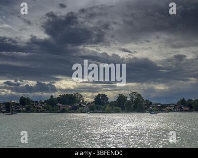 Nuages sombres au-dessus du lac Chiemsee, vue sur l'île de Frauenchiemsee, Bavière, Allemagne, Europe Banque D'Images