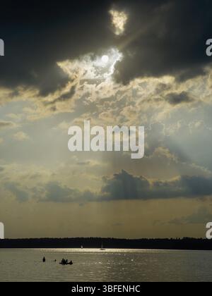 Nuages sombres au-dessus du lac Starnberg, Bavière, Allemagne, Europe Banque D'Images
