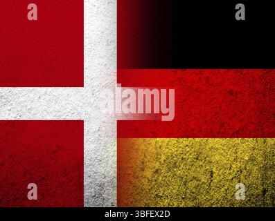 Le Royaume de Danemark drapeau national avec le drapeau national de l'Allemagne. Grunge l'arrière-plan Banque D'Images