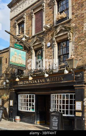 La perspective historique de Whitby public House à Wapping, East London UK Banque D'Images