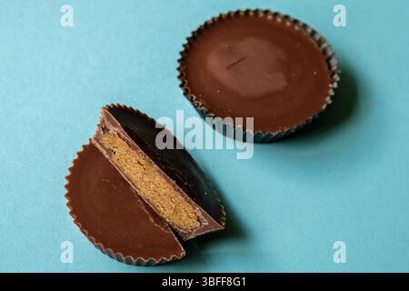Londres Royaume-Uni, 01 juin 2025, deux tasses de beurre de cacahuète au chocolat au lait Banque D'Images