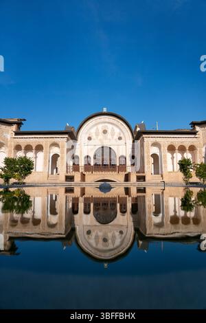 Kashan, Iran - 12 novembre 2023 : reflet symétrique de Tabatabaei House dans la piscine de la cour Banque D'Images