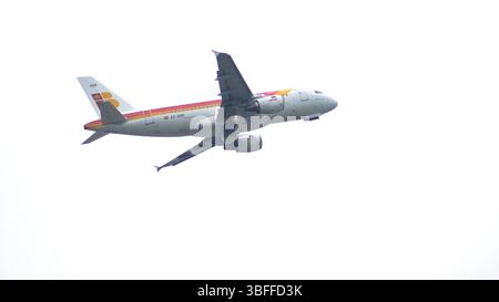 Munich, Allemagne, 11 octobre 2015 : montée au décollage de l'Airbus A320 d'Iberia Banque D'Images