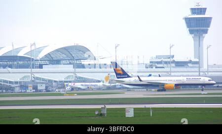 Munich, Allemagne, 11 octobre 2015 : avion avec terminal et tour Banque D'Images
