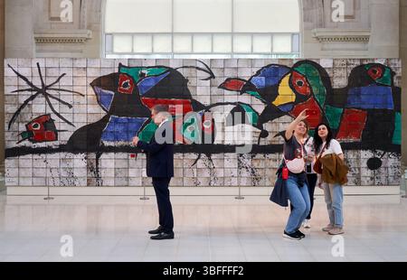 Murale en céramique de carreaux de grès réfractaire et émaux en blanc, noir, bleu, rouge et vert, de la société IBM, Joan Miró (Barcelone, 1893 - Palma Banque D'Images