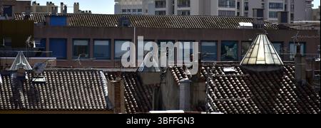 Escalier éclairage auvent sur les toits de la vieille ville de Toulon Banque D'Images
