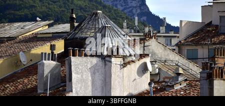 Escalier éclairage auvent sur les toits de la vieille ville de Toulon Banque D'Images
