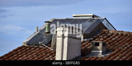 Escalier éclairage auvent sur les toits de la vieille ville de Toulon Banque D'Images
