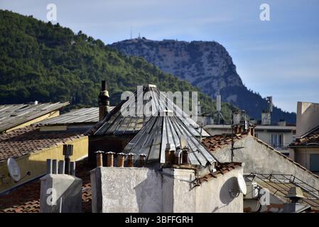 Escalier éclairage auvent sur les toits de la vieille ville de Toulon Banque D'Images