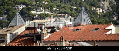 Escalier éclairage auvent sur les toits de la vieille ville de Toulon Banque D'Images