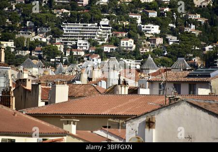 Escalier éclairage auvent sur les toits de la vieille ville de Toulon Banque D'Images