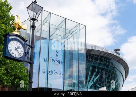 Stade Tottenham Hotspur, domicile du Tottenham Hotspur Football Club, Spurs, avec affichage graphique des vainqueurs de l'UEFA Europa League. Horloge Banque D'Images