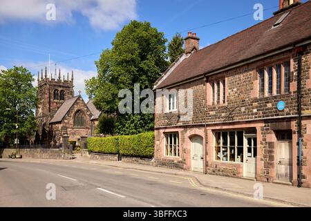 Leek market Town dans le Staffordshire, magasin d'antiquités et église St Edward le Confesseur Banque D'Images