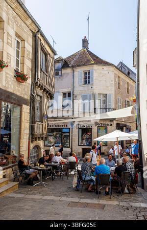 Les gens à des tables dans la rue dans la vieille ville, Clamecy, France Banque D'Images