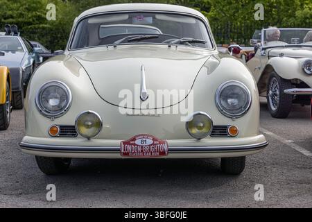Porsche 356A 1957 avant le London to Brighton Classic car Run au Brooklands Museum Banque D'Images
