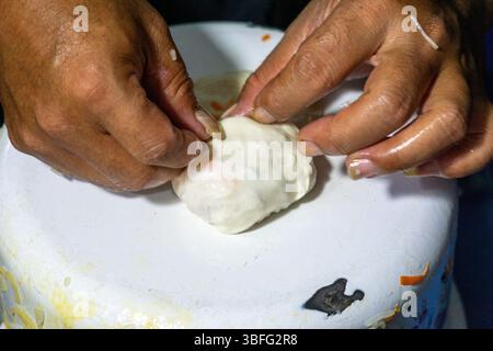 Martabak Madura (vermicelles martabak, martabak bihun). C'est un type de martabak salé qui est généralement fait avec une variété de garnitures au goût sucré Banque D'Images